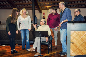 Prove di Norma - da sinistra a destra: Alessia Nadin (Clotilde), Saioa Hernandez (Norma), Tiziano Severini (direttore d'orchestra), Luciano Ganci (Pollione), Paolo Miccichè (regista), Bruno Volpato (maestro collaboratore)