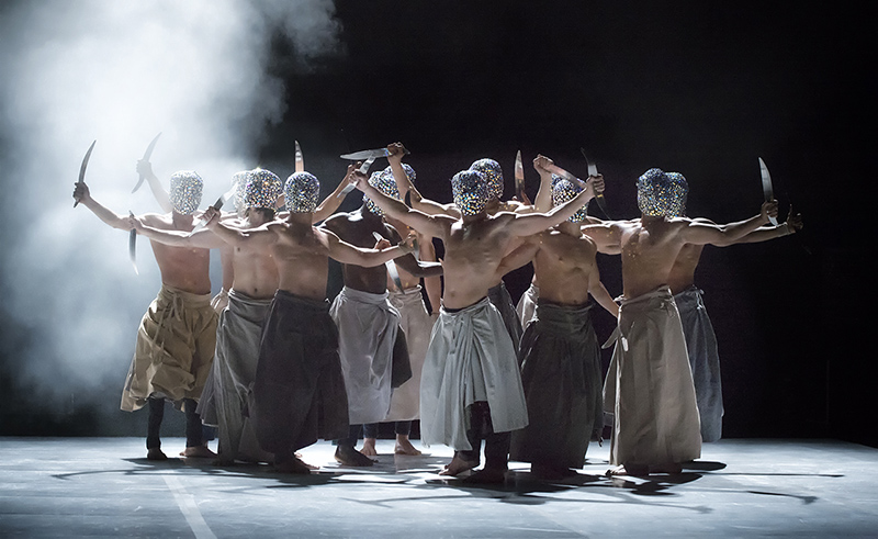 Les nuits barbares, ou les premiers matins du monde di Hervé Koubi al Teatro Sociale di Rovigo per Musikè