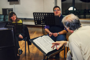 Prove di Norma - da sinistra a destra: Alessia Nadin (Clotilde), Cristian Saitta (Oroveso), Tiziano Severini (direttore d'orchestra)
