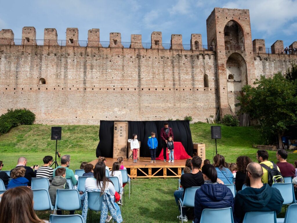 La Cittadella dei Balocchi sotto le mura medievali 